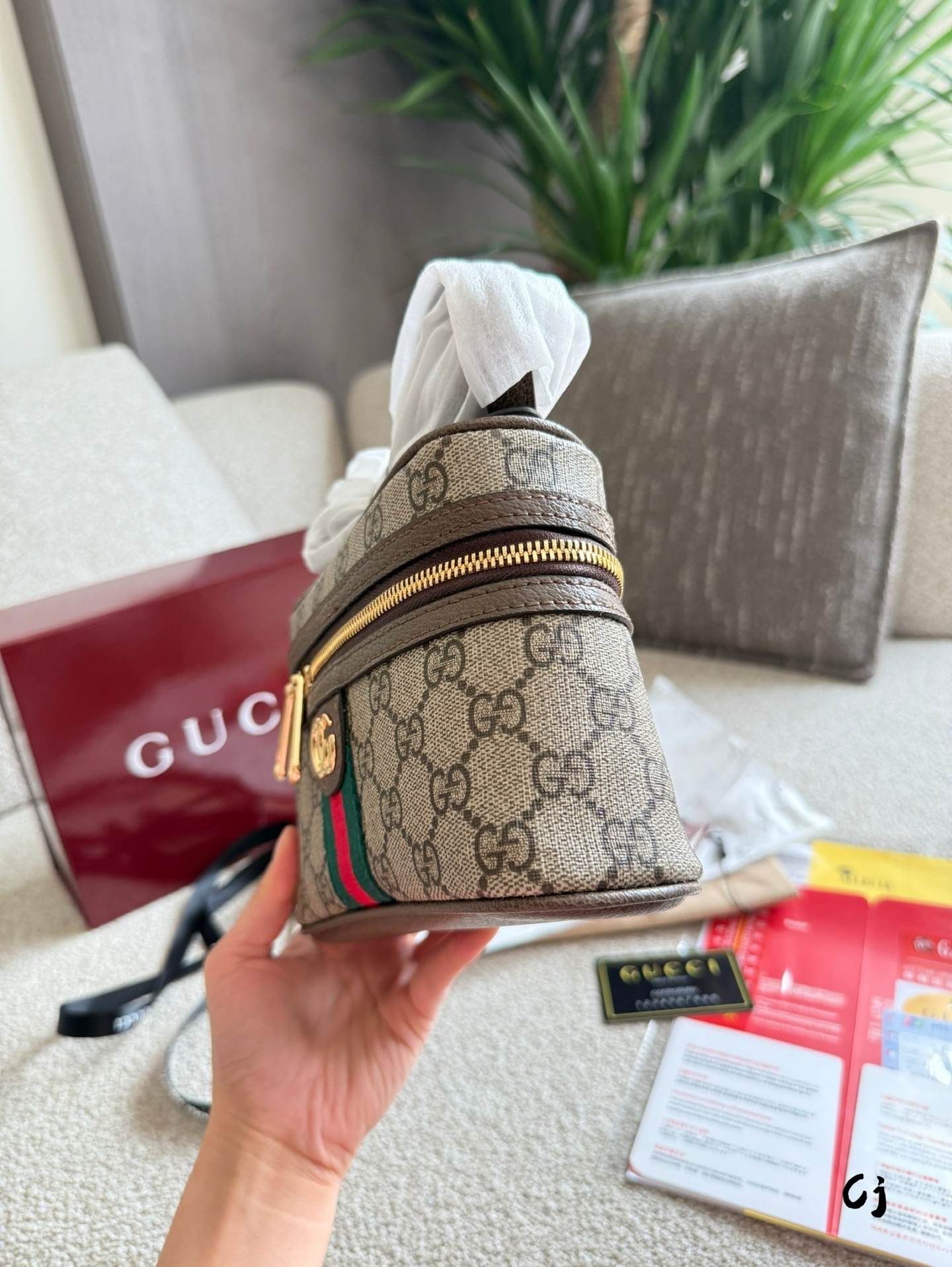 Gucci Silver Vintage-Inspired Bag 536