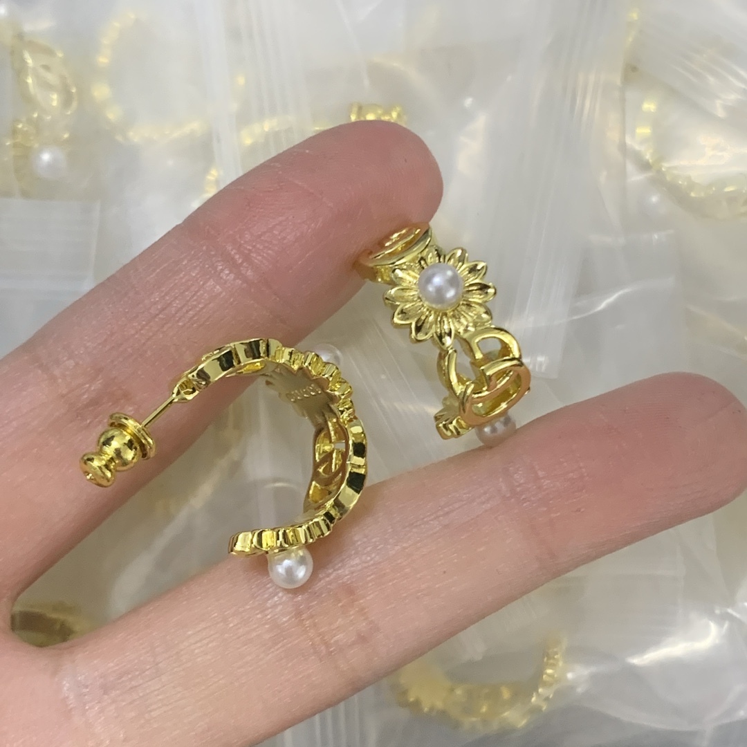 Gucci Gold Logo-Accented Earrings 408