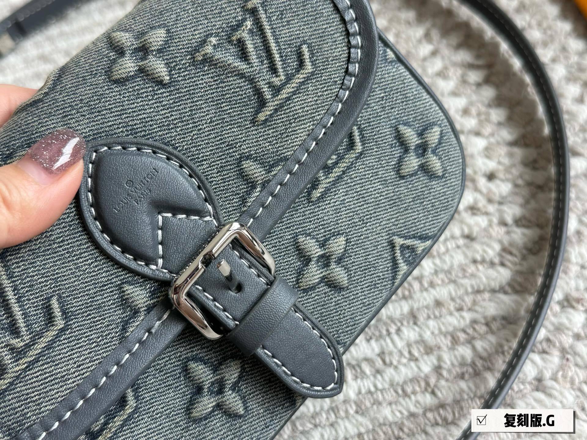 LV Silver Logo-Accented Bag 1583