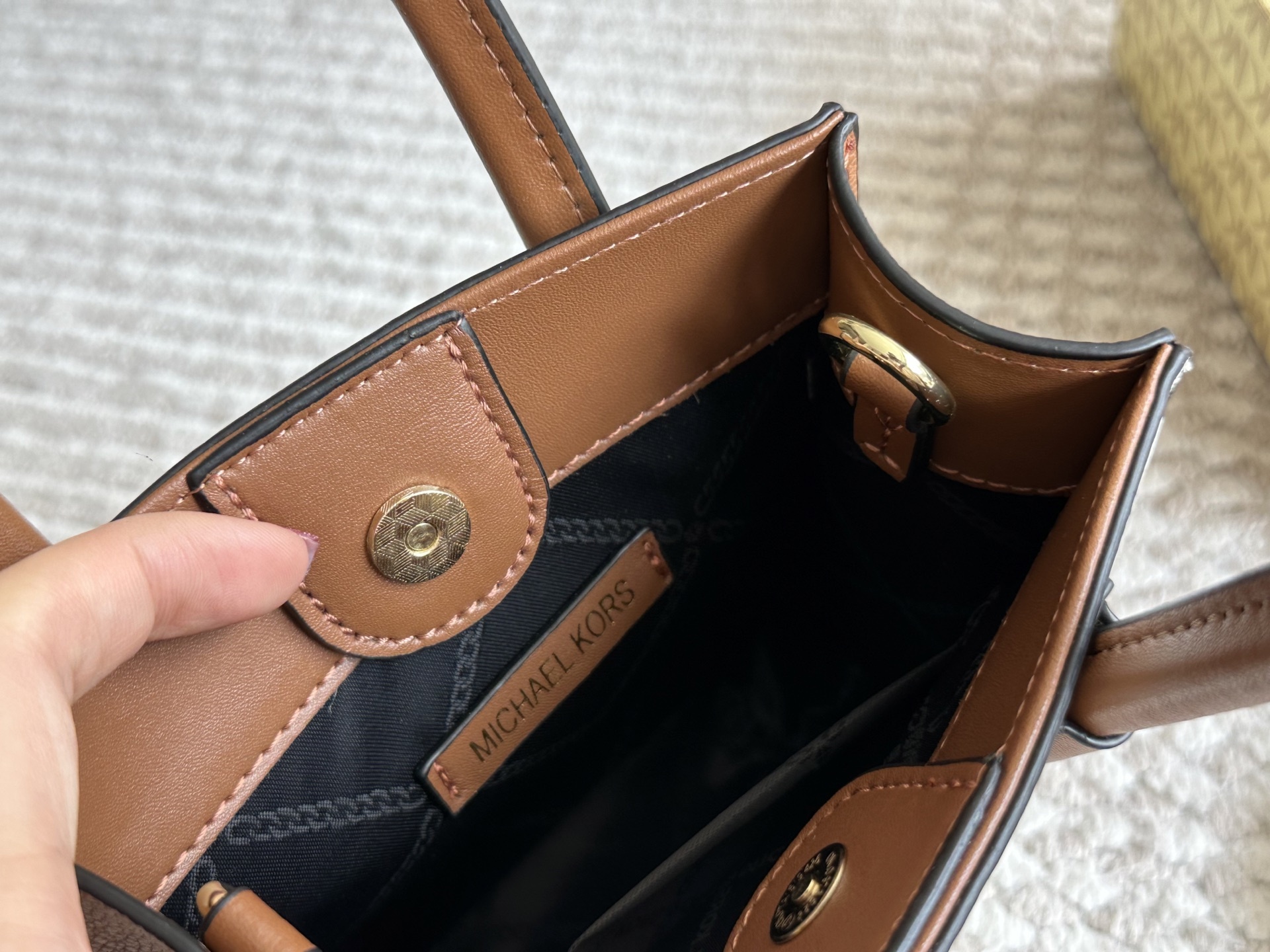 MK Beige Logo-Accented Bag mercer 004