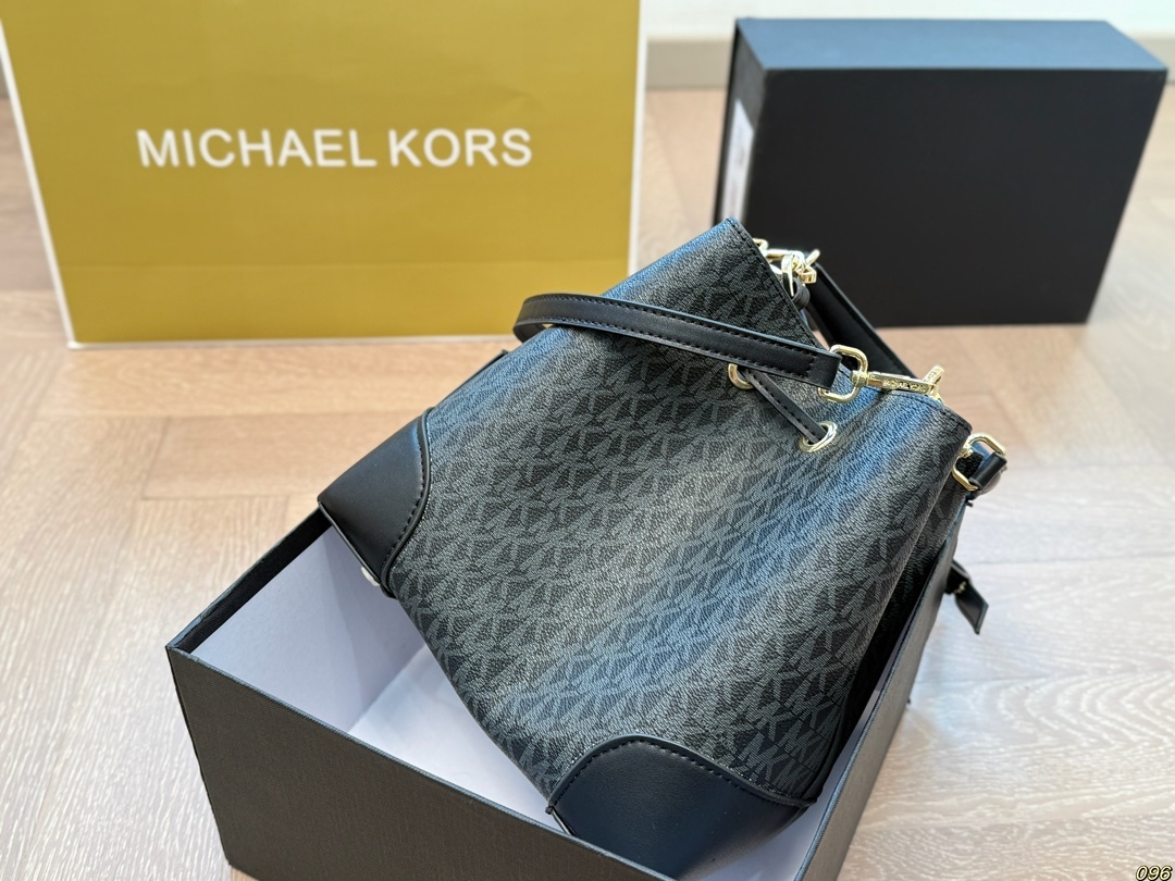 MK Silver Textured Bag 010