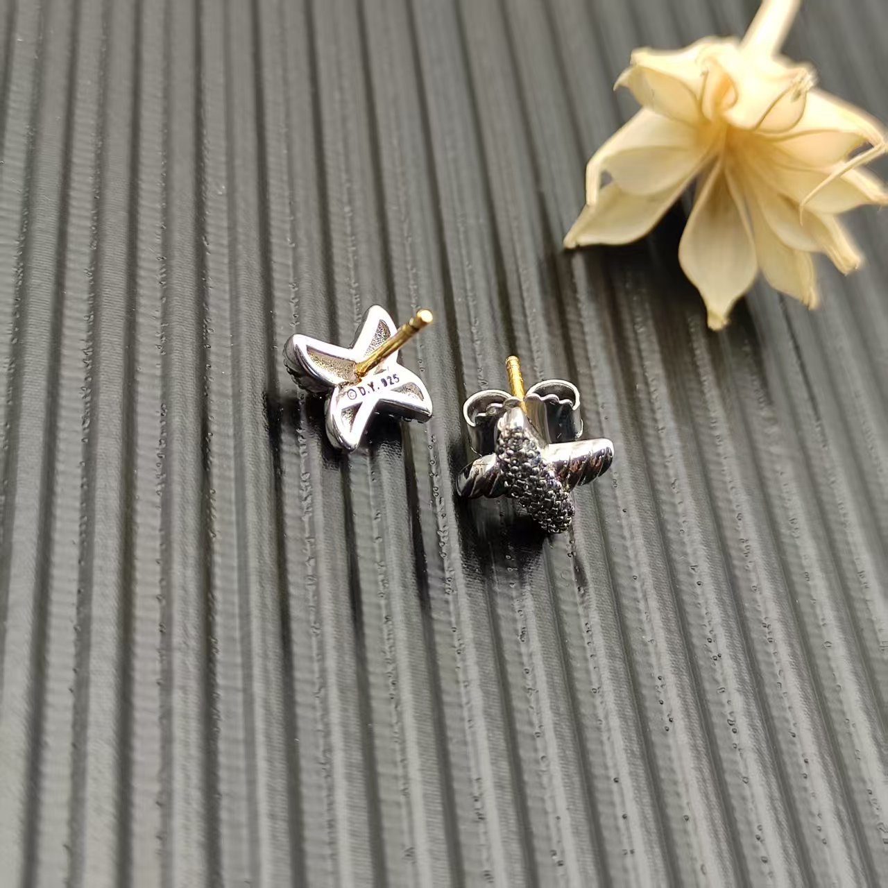 David Yurman Silver Logo-Accented Earrings 232