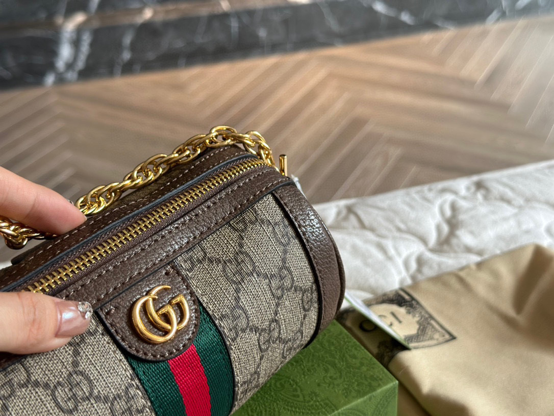 Gucci Rose Gold Logo-Accented Bag 581