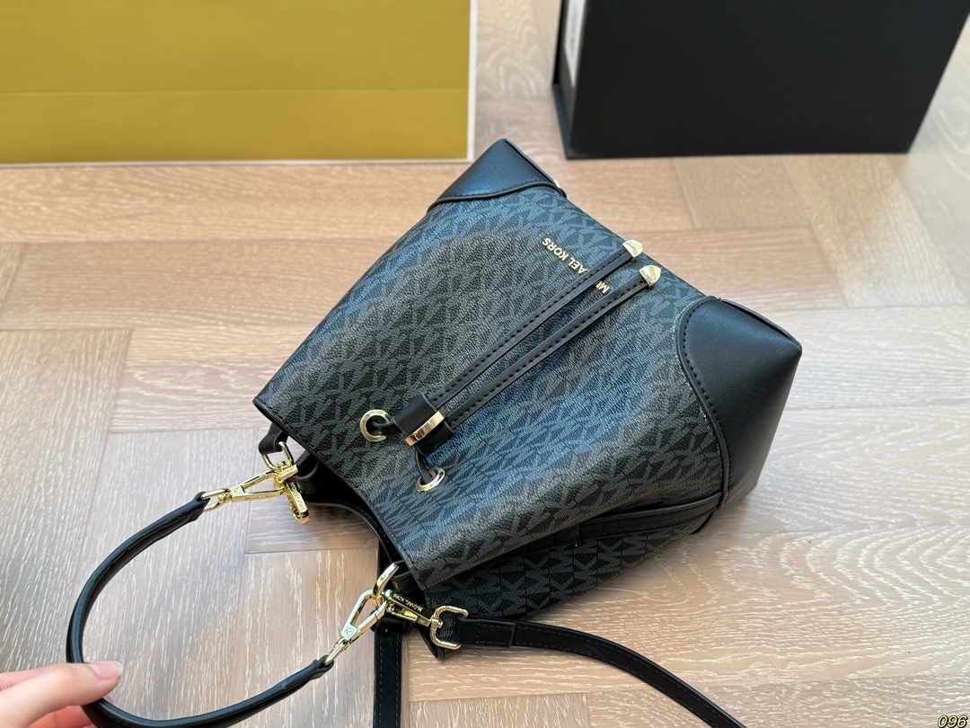 MK Silver Textured Bag 010