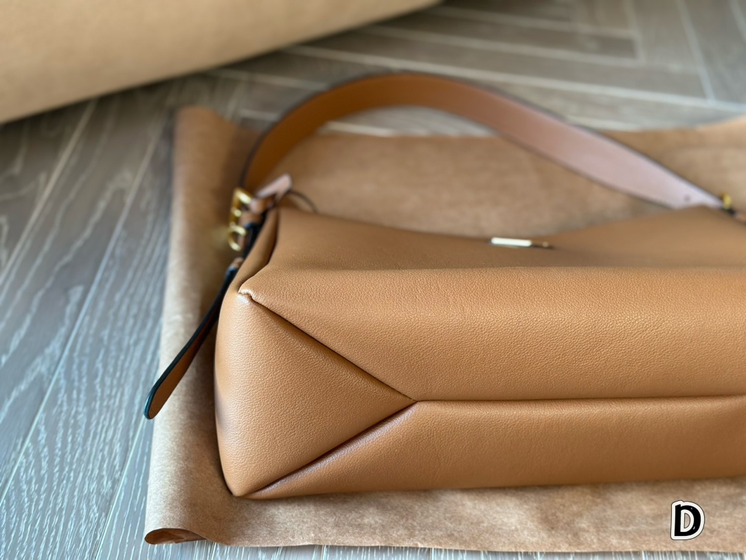 Prada Brown Logo-Accented Bag 090