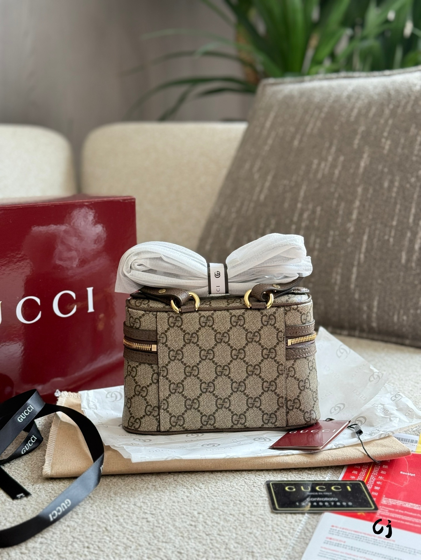 Gucci Silver Vintage-Inspired Bag 536