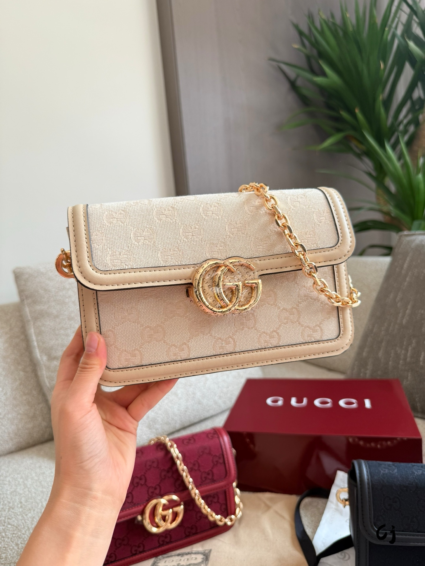 Gucci Rose Gold Logo-Accented Bag 557
