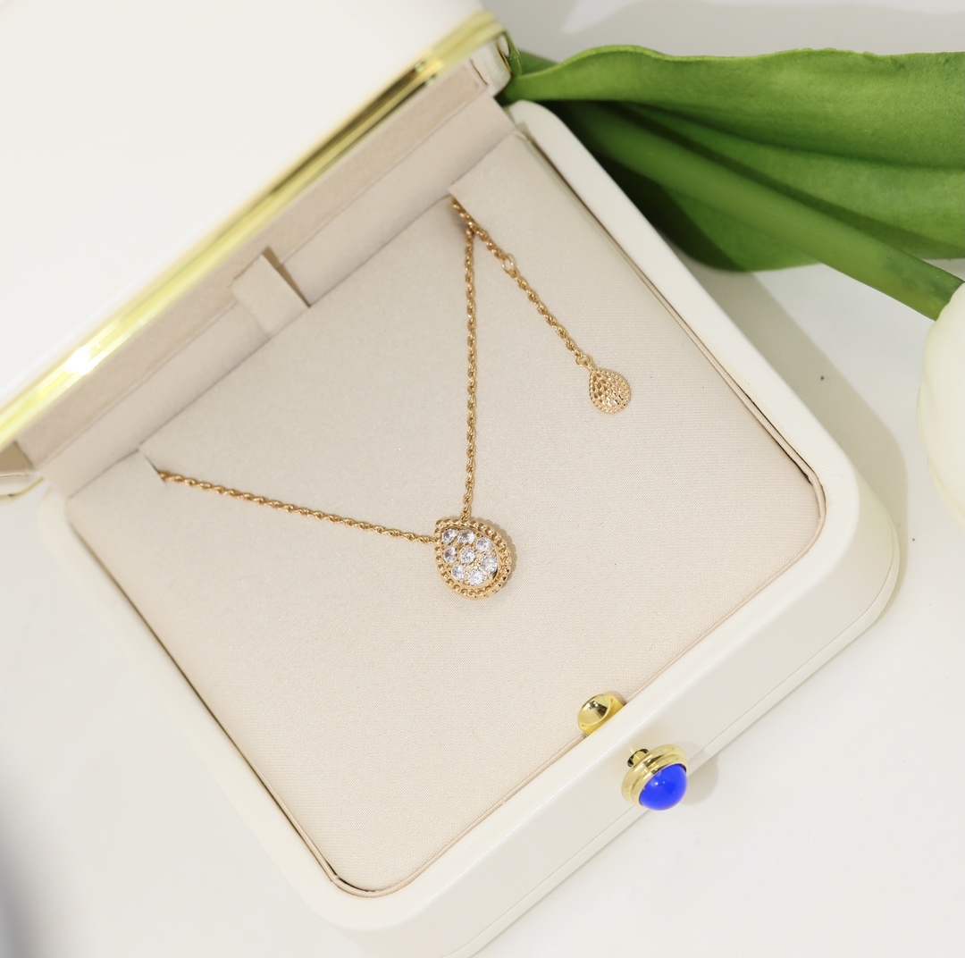 Boucheron Rose Gold Vintage-Inspired Necklace 008