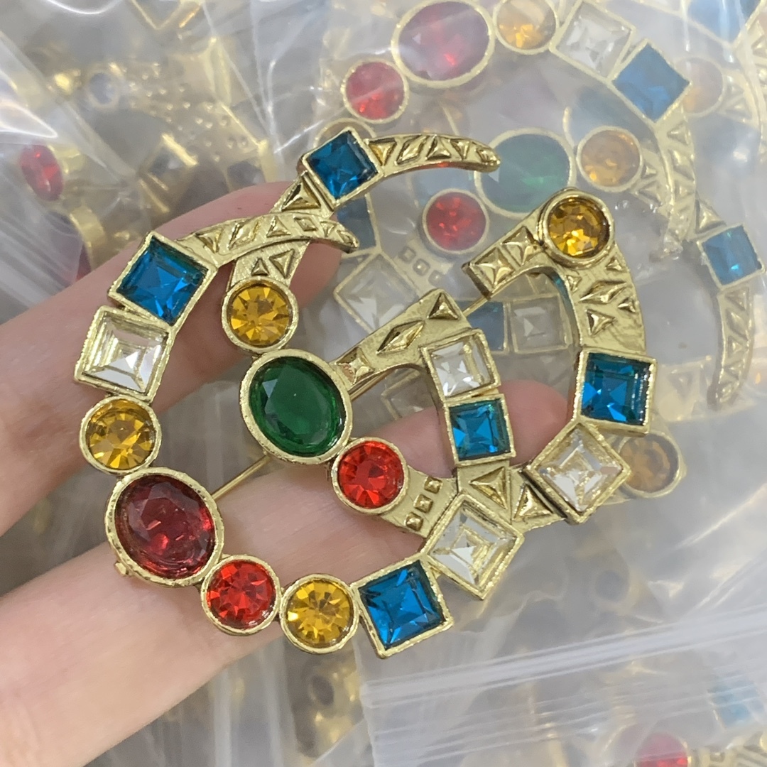 Gucci Gold Vintage-Inspired Brooch 516