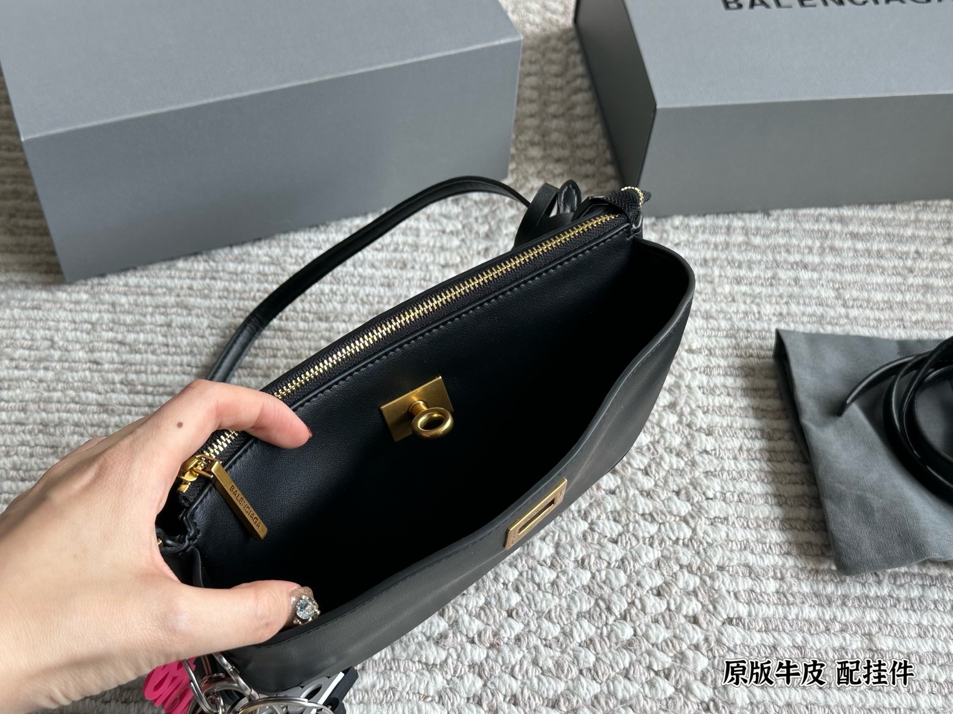 Balenciaga Beige Logo-Accented Bag 059