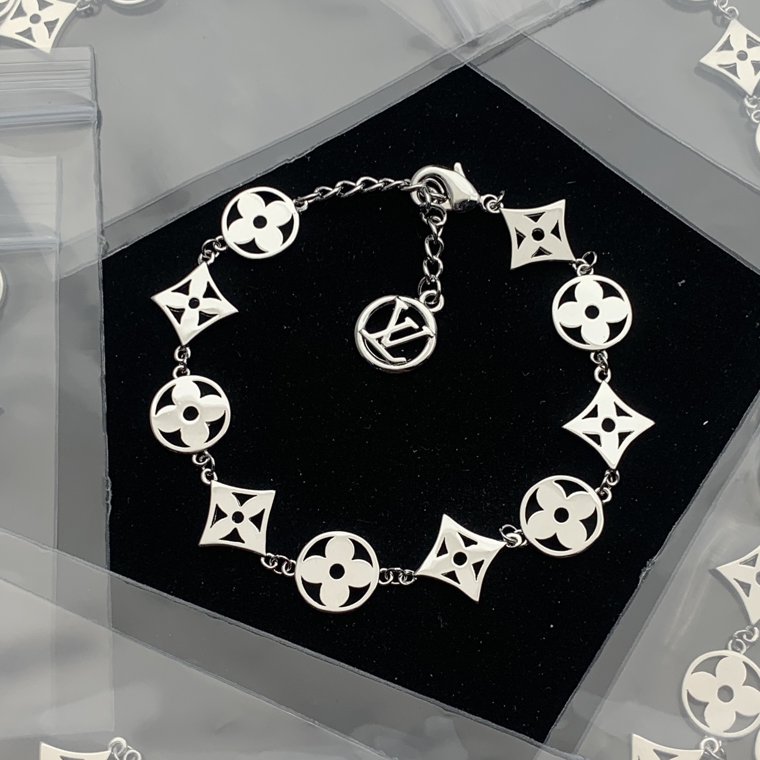 LV bracelet 1067