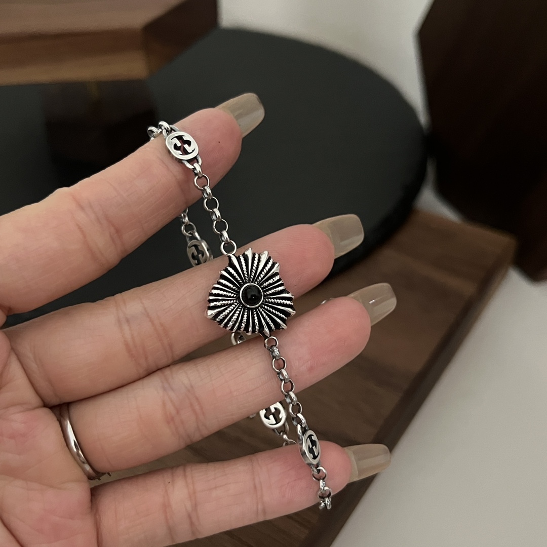 Gucci Silver Logo-Accented Bracelet 526