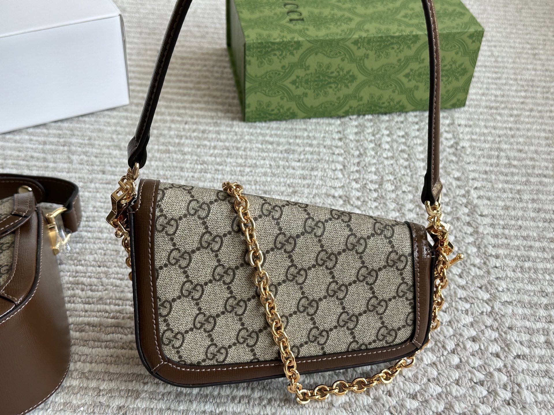 Gucci Silver Vintage-Inspired Bag 566