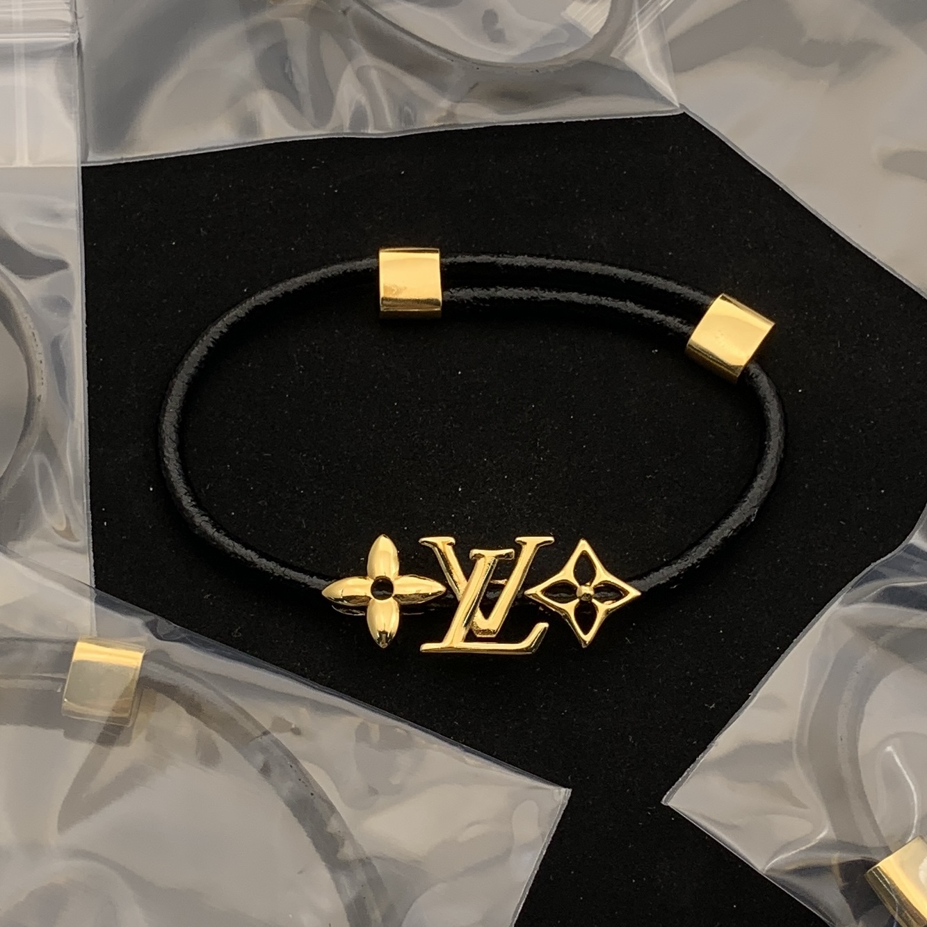 LV bracelet 698