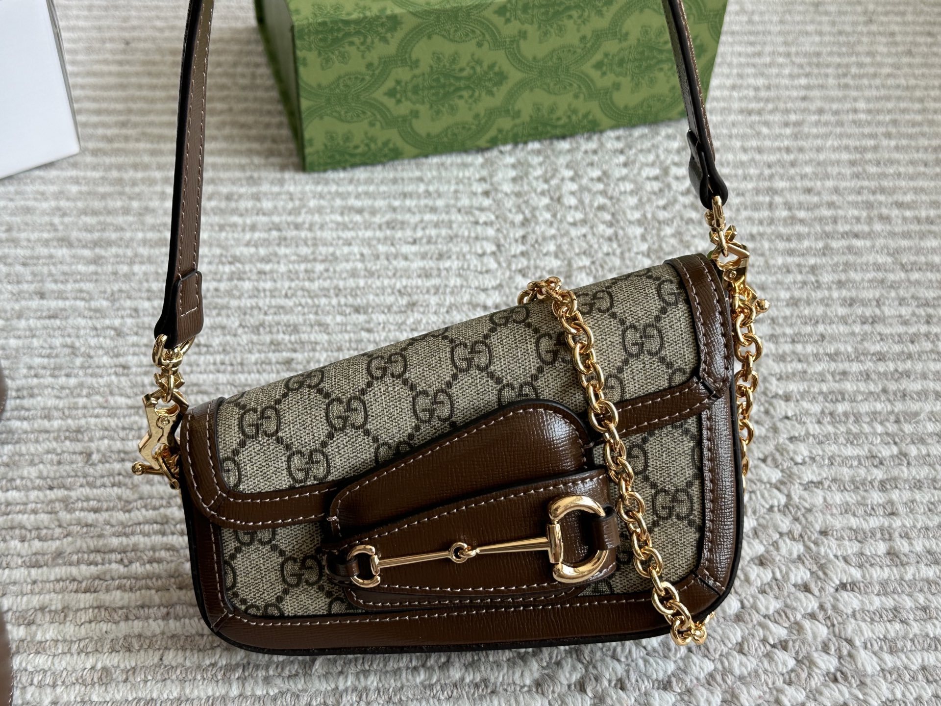 Gucci Silver Vintage-Inspired Bag 566