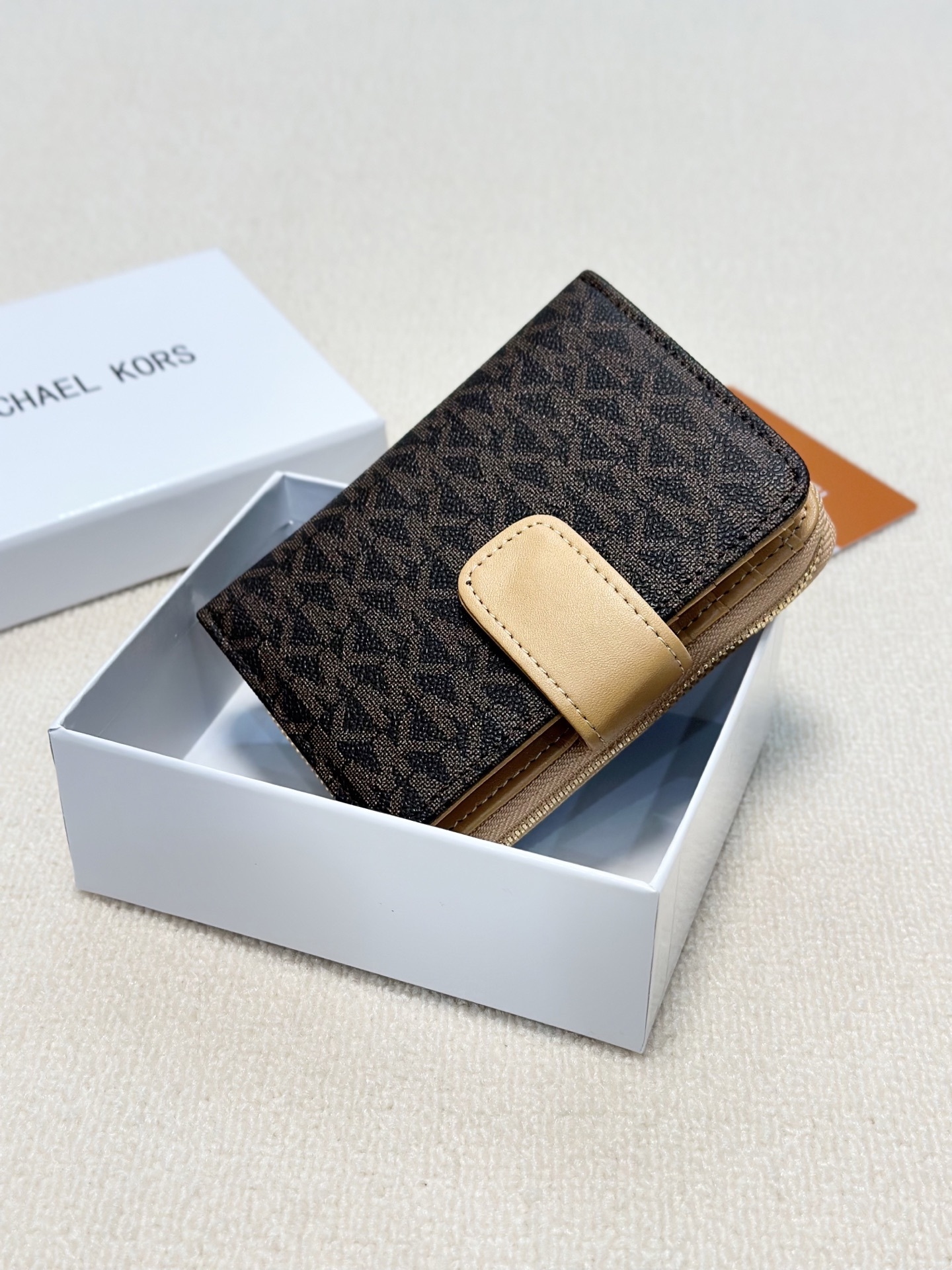 Michael Kors MK Silver Textured Wallet Bag 027