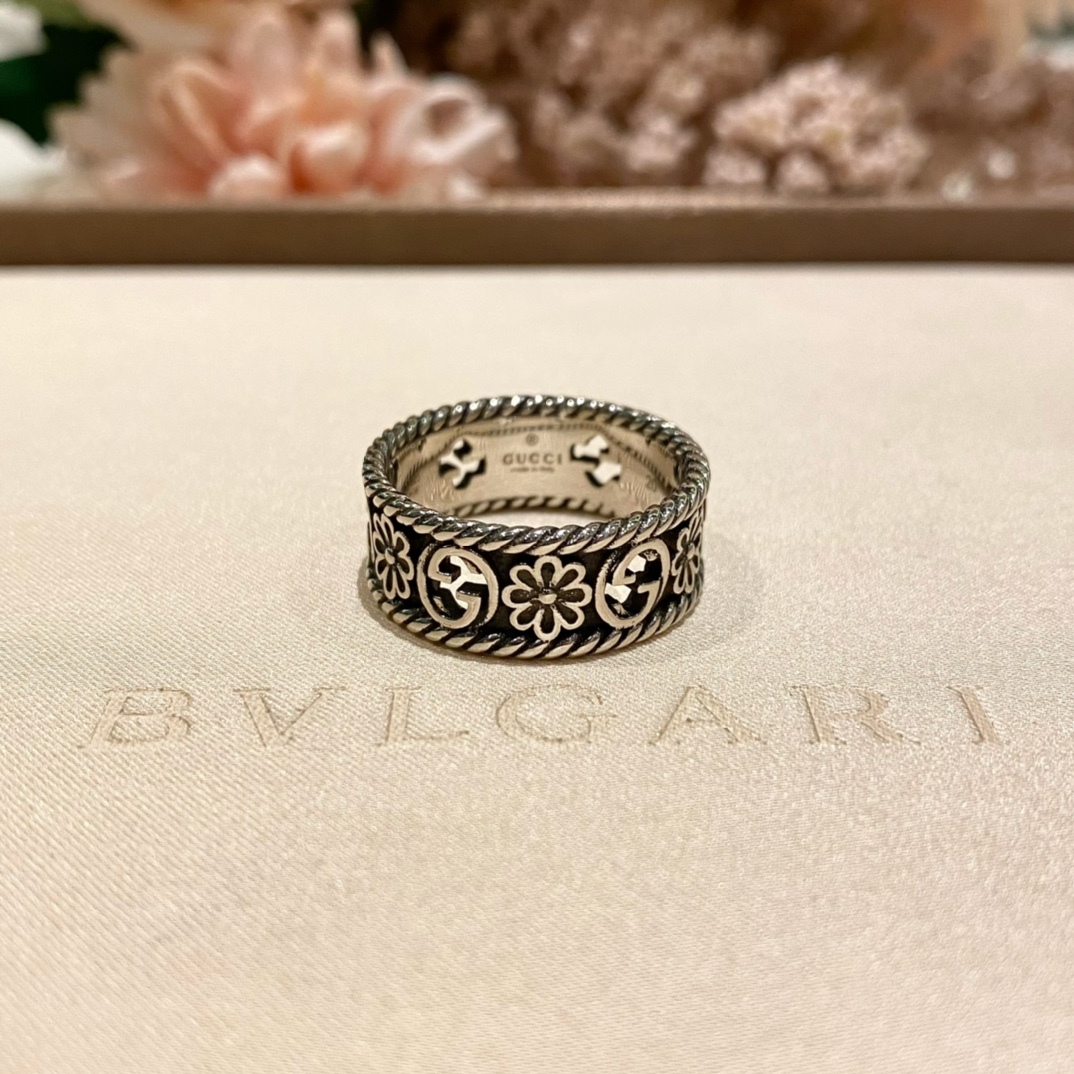 Gucci Silver Vintage-Inspired Ring 041