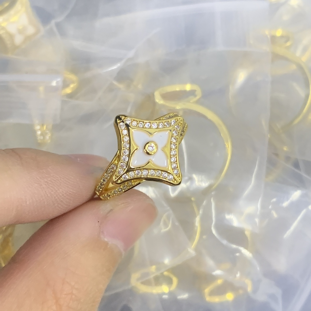 LV Gold Vintage-Inspired Ring 665