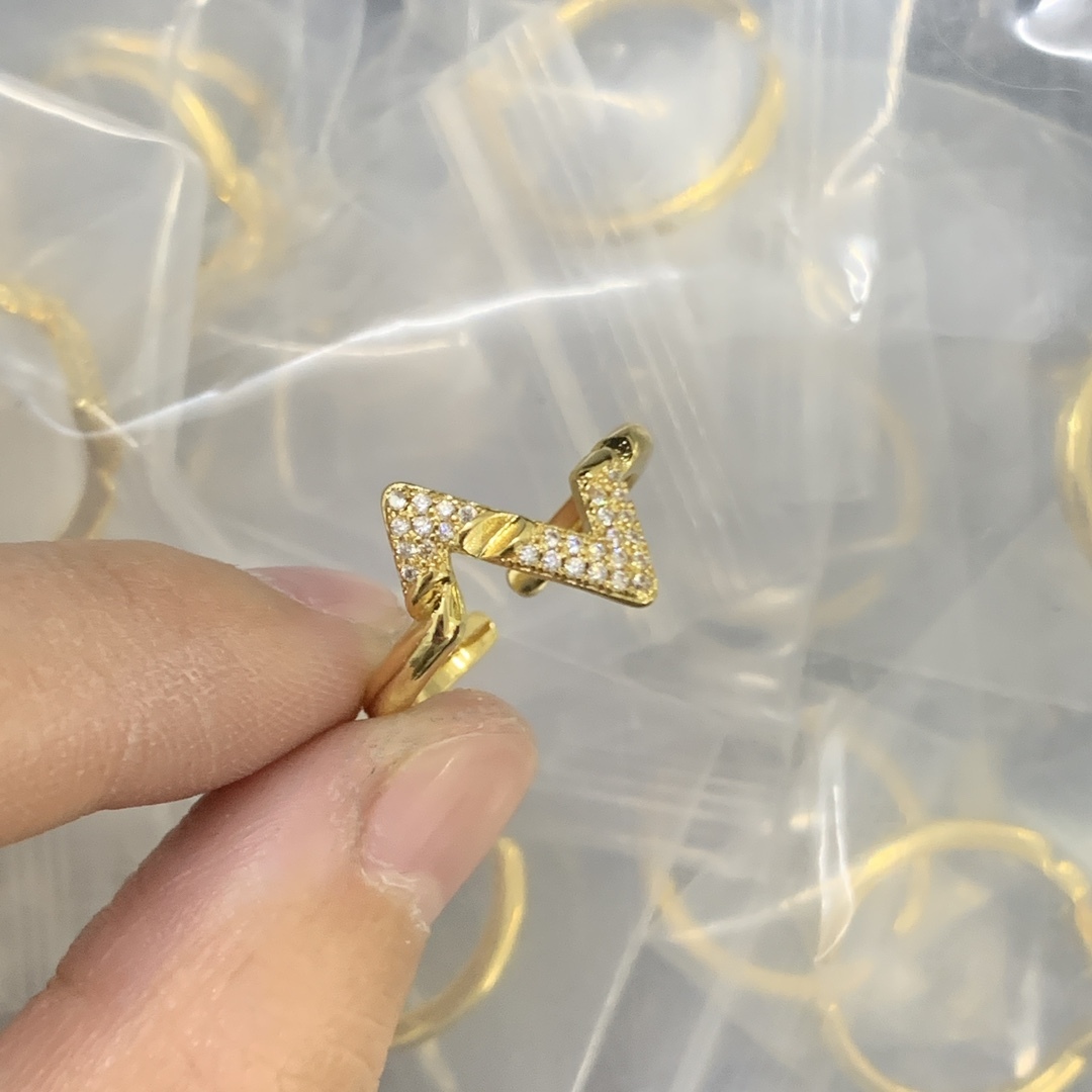 LV Gold Delicate Ring 683