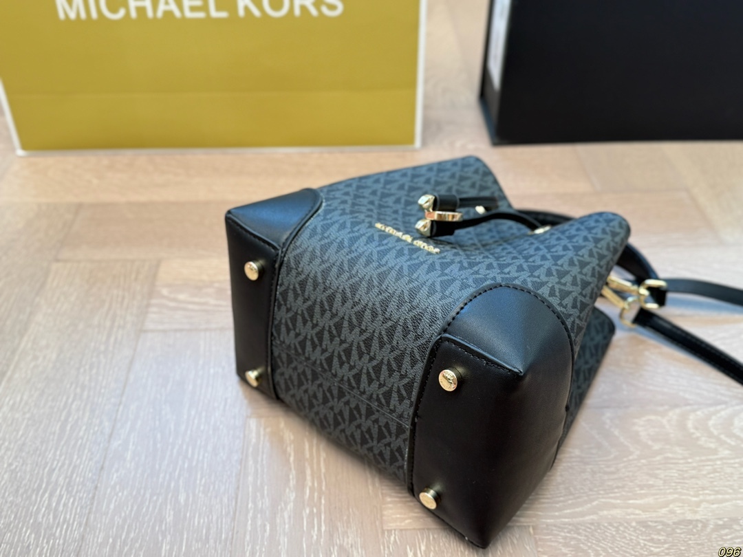 MK Silver Textured Bag 010