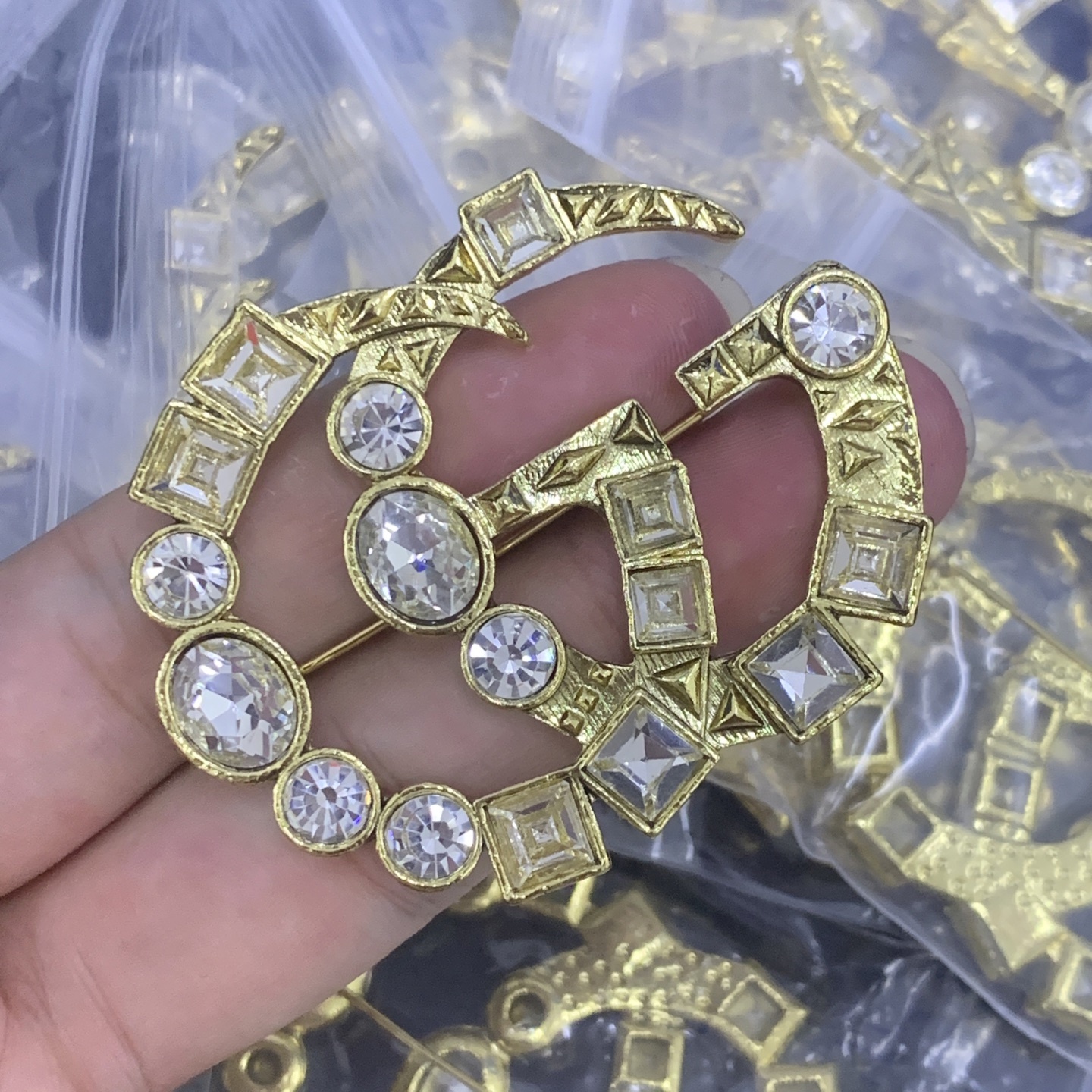 Gucci Gold Vintage-Inspired Brooch 515