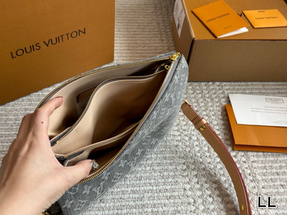 LV Silver Vintage-Inspired Bag 1614