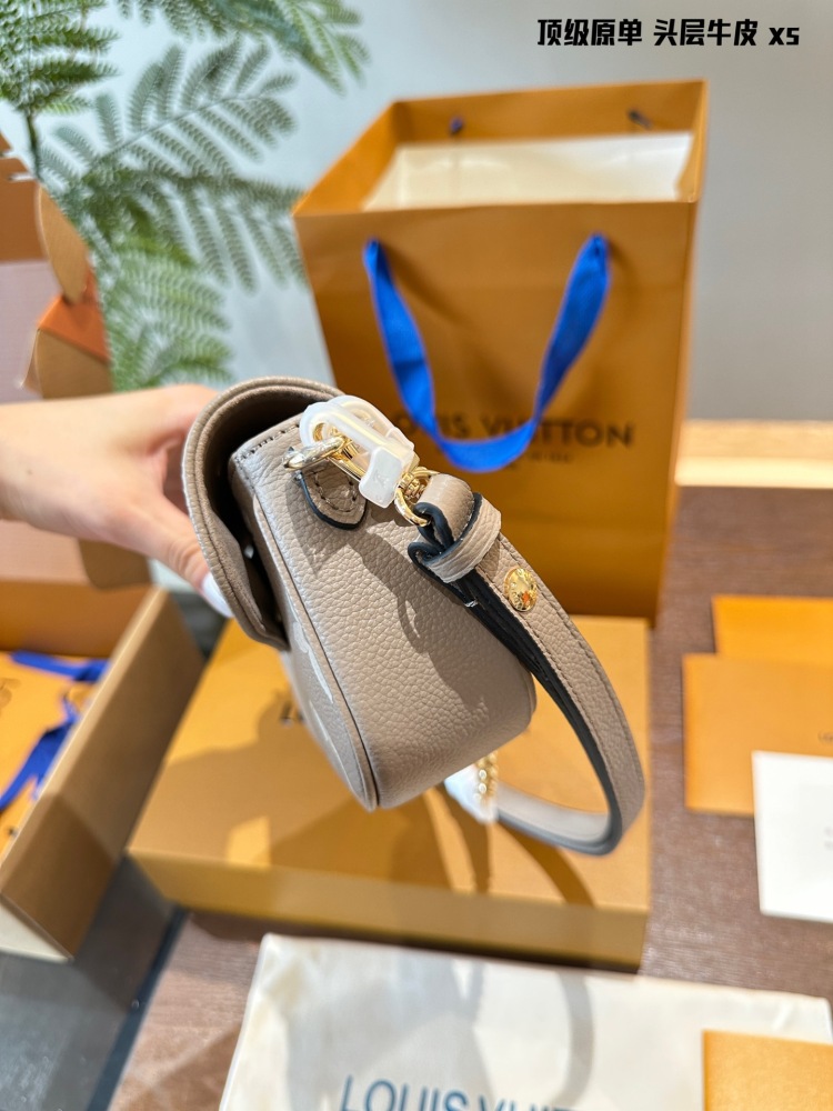 LV Silver Vintage-Inspired Bag 1610