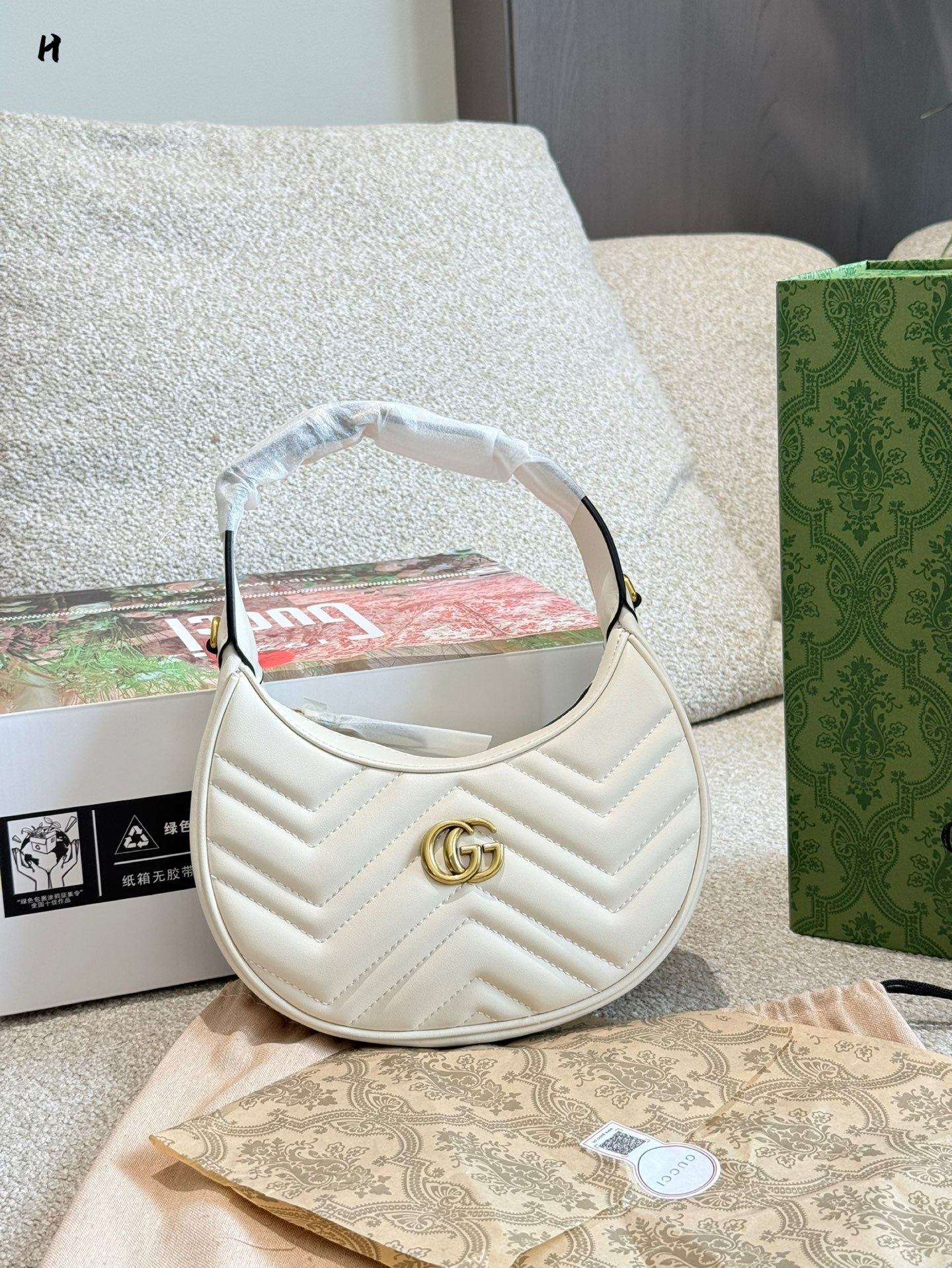 Gucci Silver Vintage-Inspired Bag 532