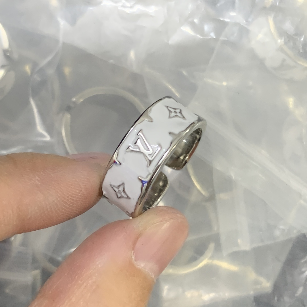 LV Silver Textured Ring 678