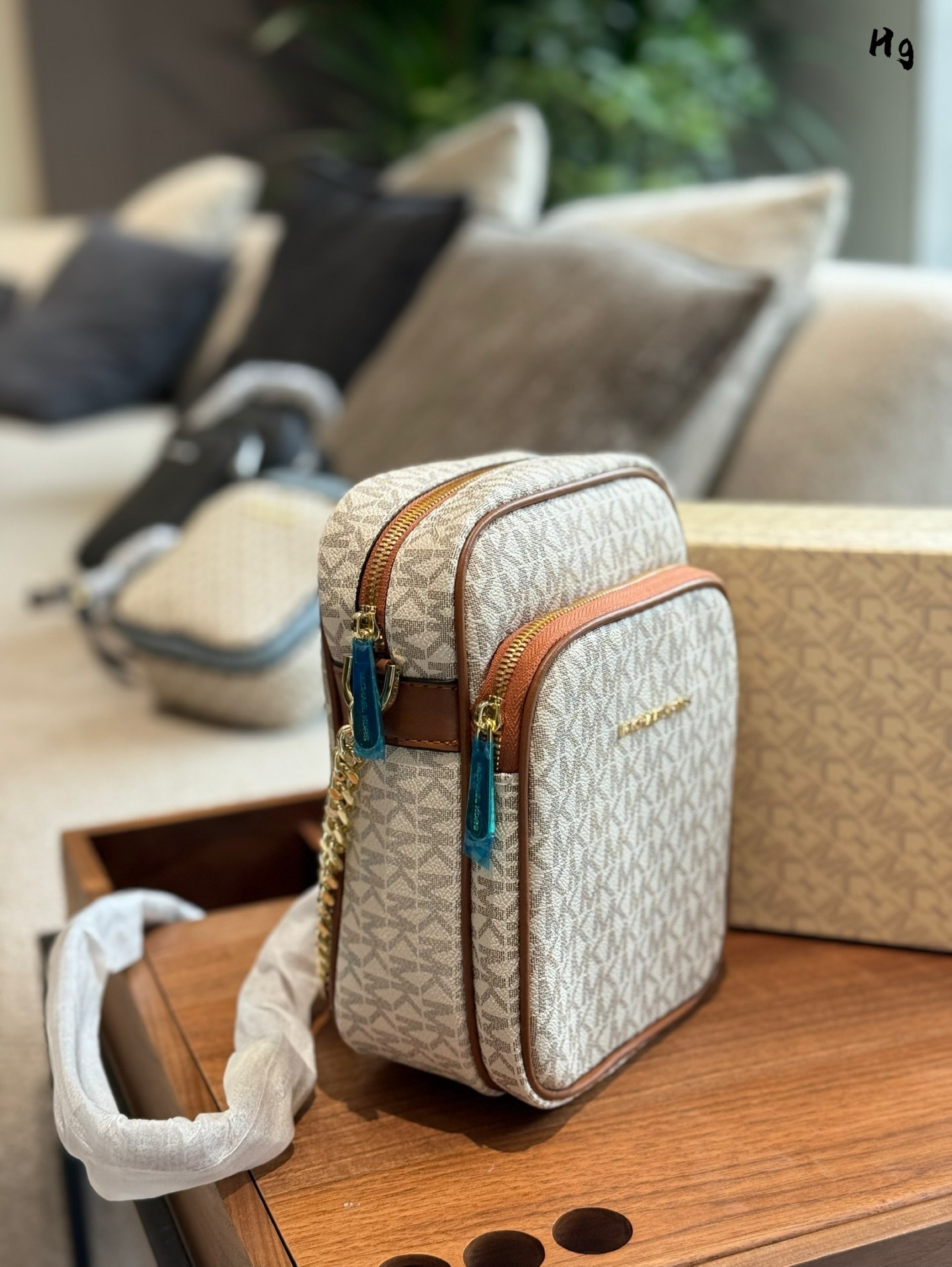MK bag mercer 00