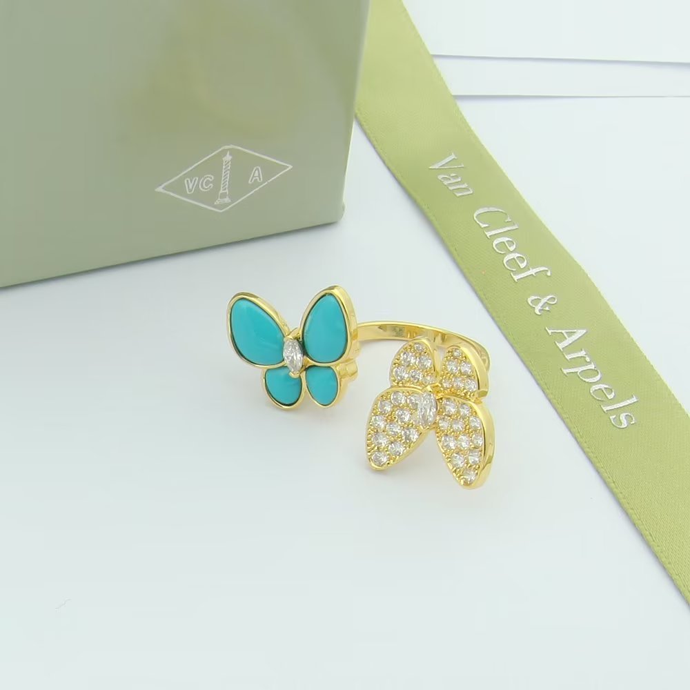 Van Cleef Gold Romantic Ring 039