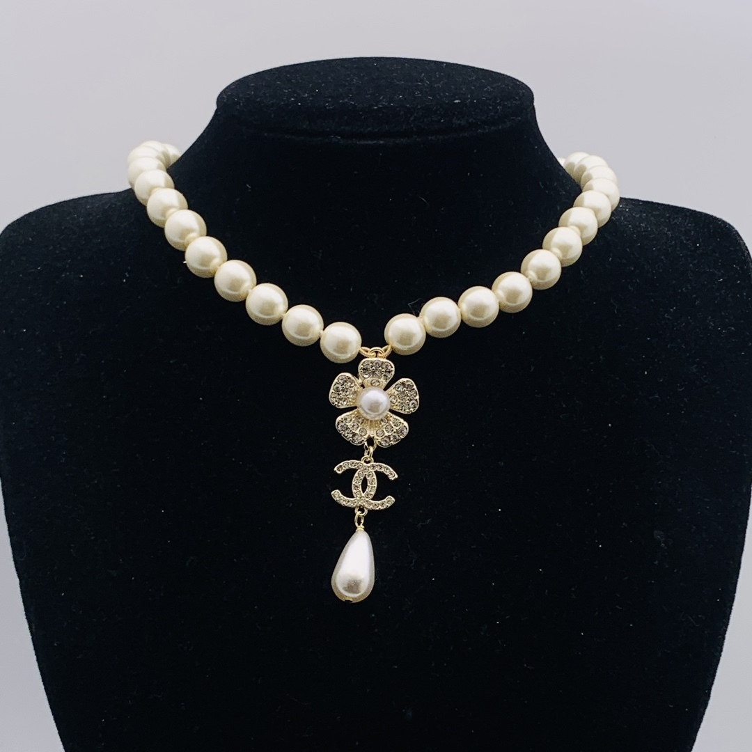 Chanel Silver Vintage-Inspired Necklace 813