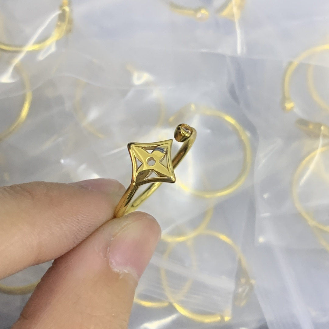 LV Gold Logo-Accented Ring 620