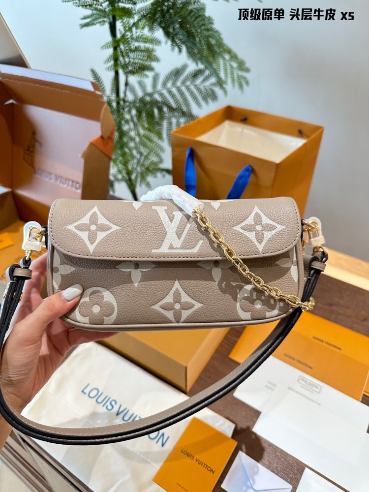 LV Silver Vintage-Inspired Bag 1610