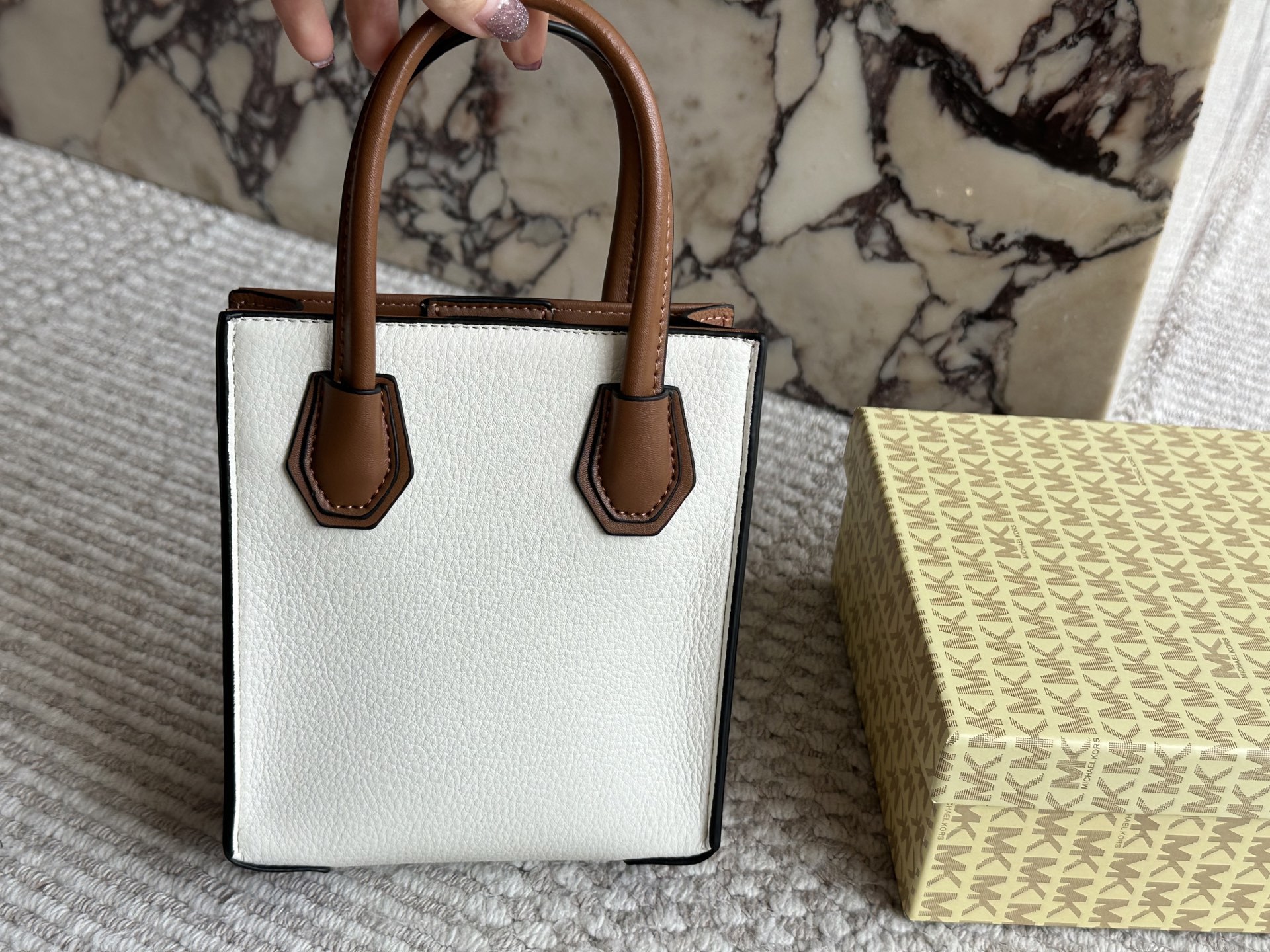 MK Beige Logo-Accented Bag mercer 004