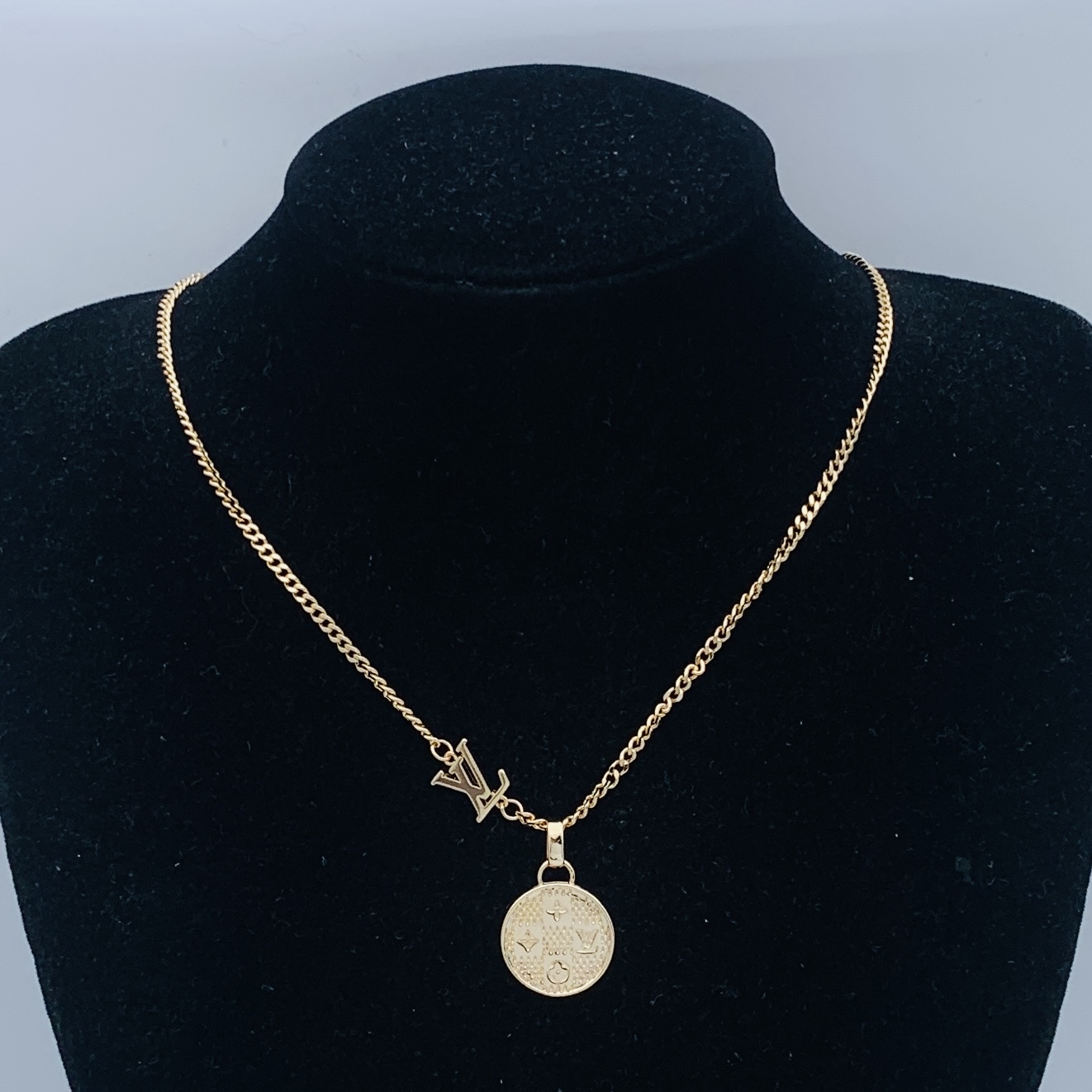 LV Silver Vintage-Inspired Necklace 1117