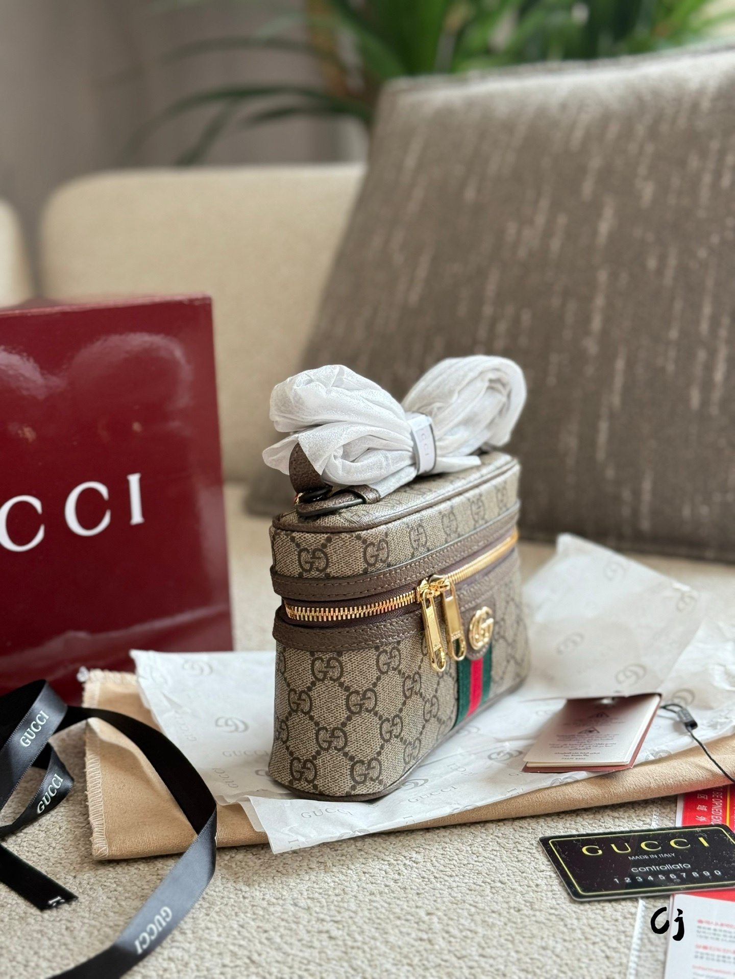 Gucci Silver Vintage-Inspired Bag 536