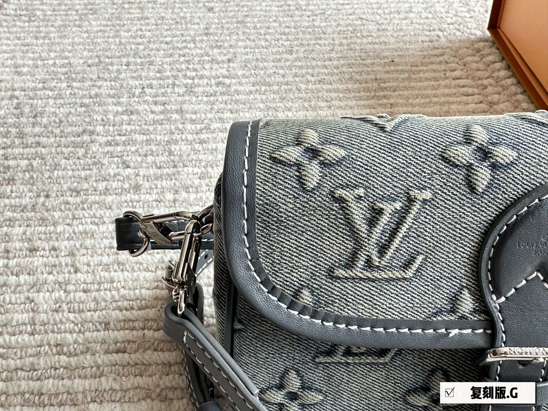LV Silver Logo-Accented Bag 1583