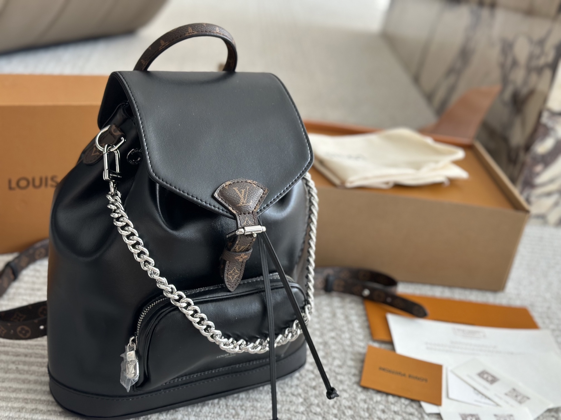 LV Silver Vintage-Inspired Bag 1558