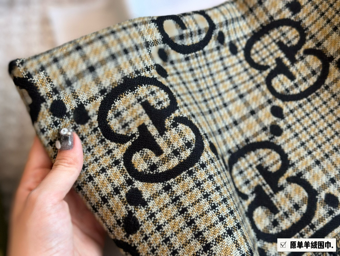 Gucci scarf 579 Beige Quilted Accessory