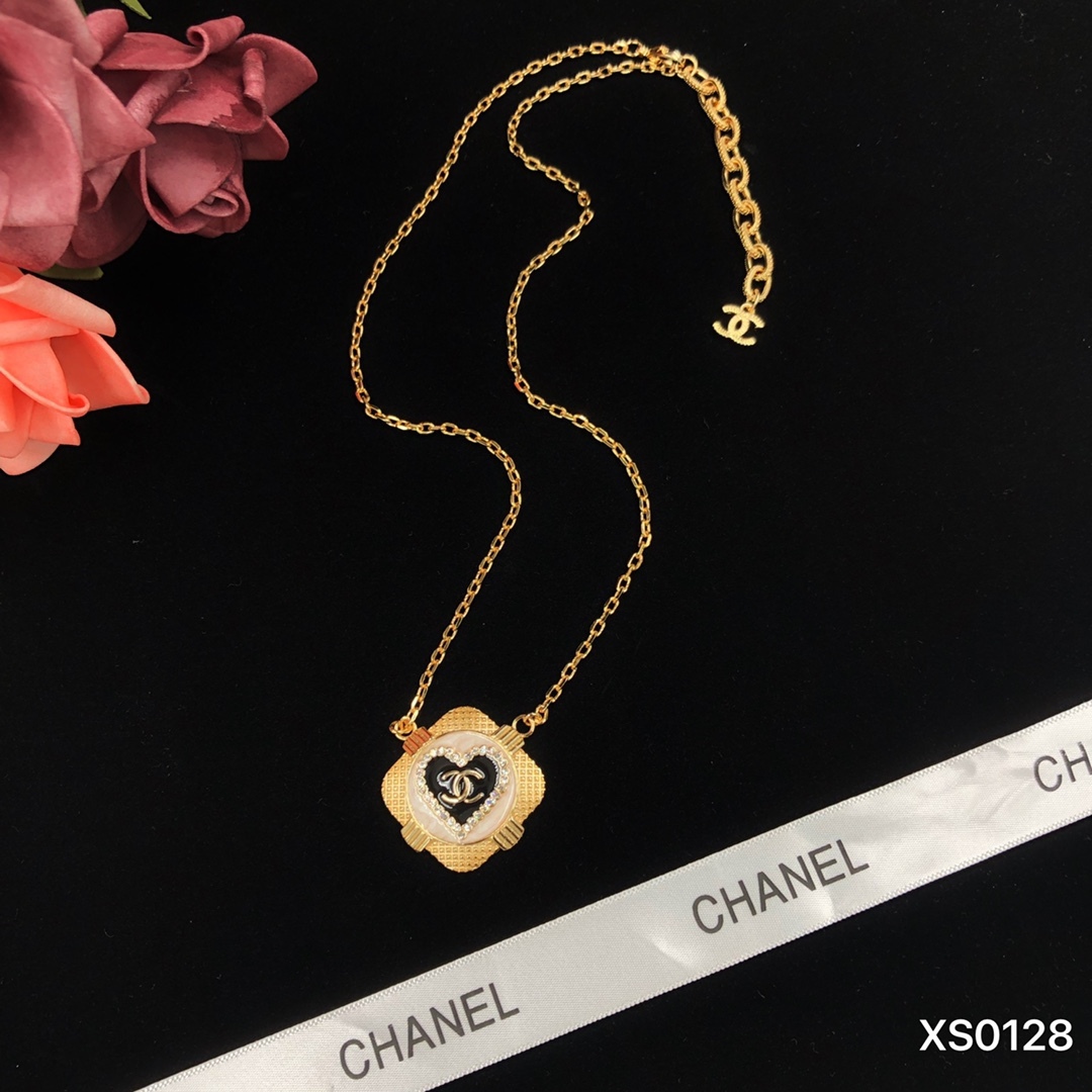 Chanel Rose Gold Vintage-Inspired Necklace 1043