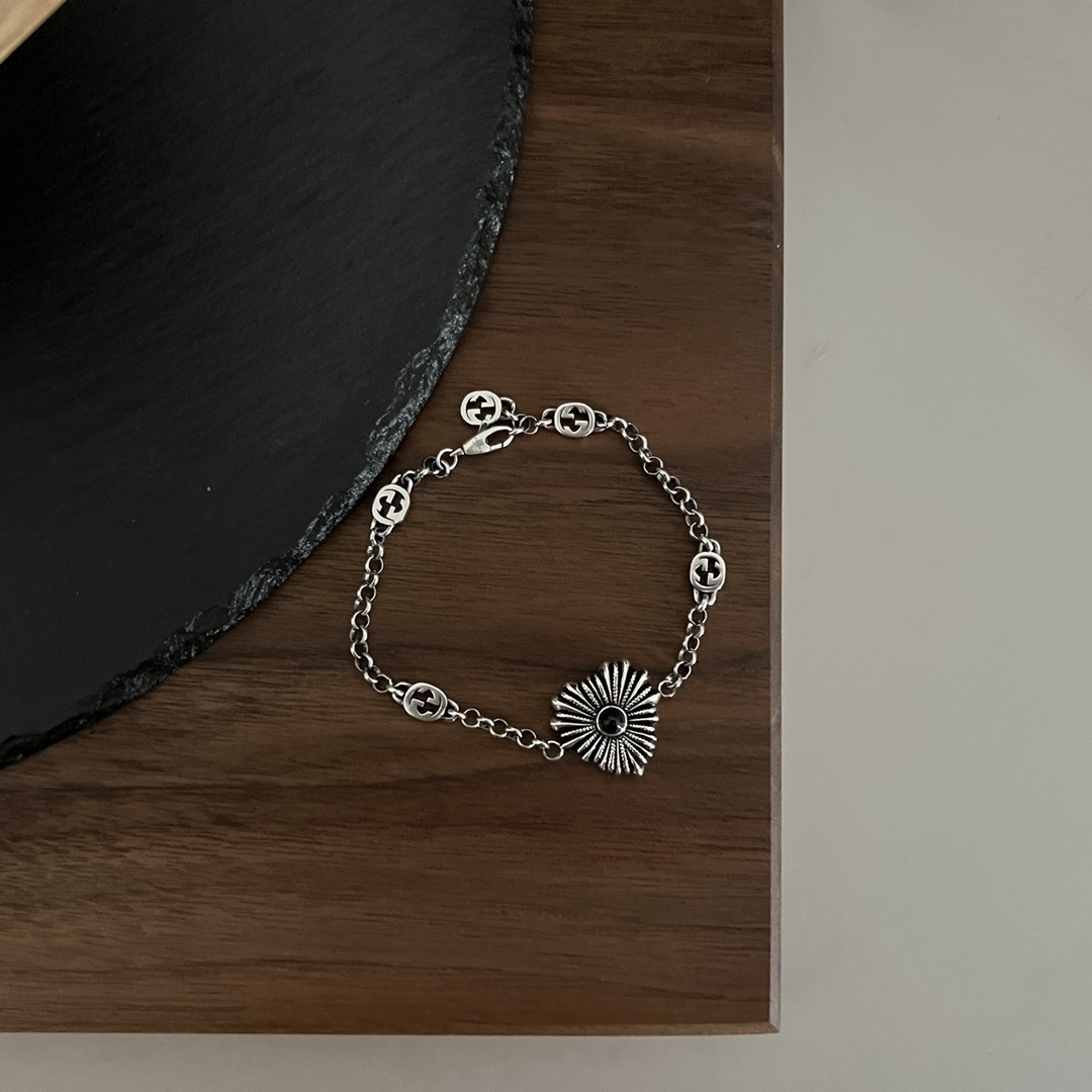 Gucci Silver Logo-Accented Bracelet 526