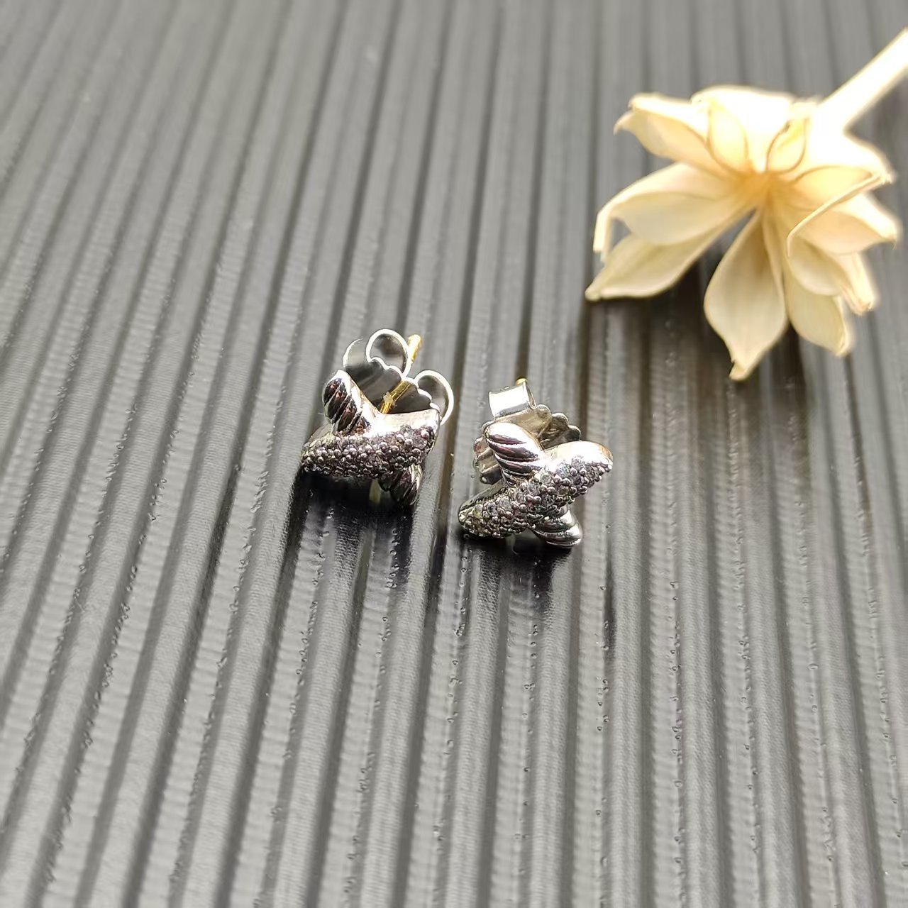 David Yurman Silver Logo-Accented Earrings 232