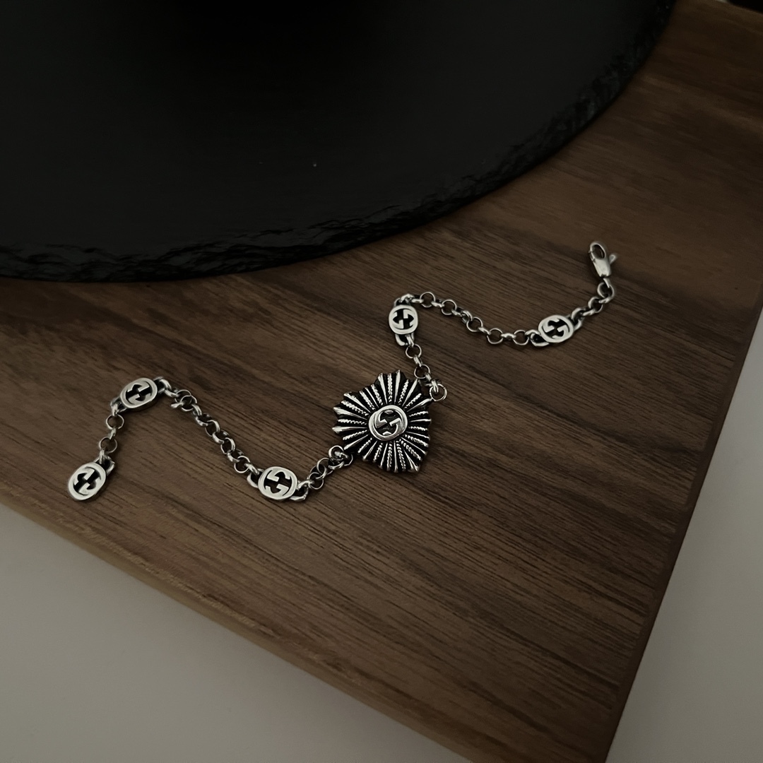 Gucci Silver Logo-Accented Bracelet 526