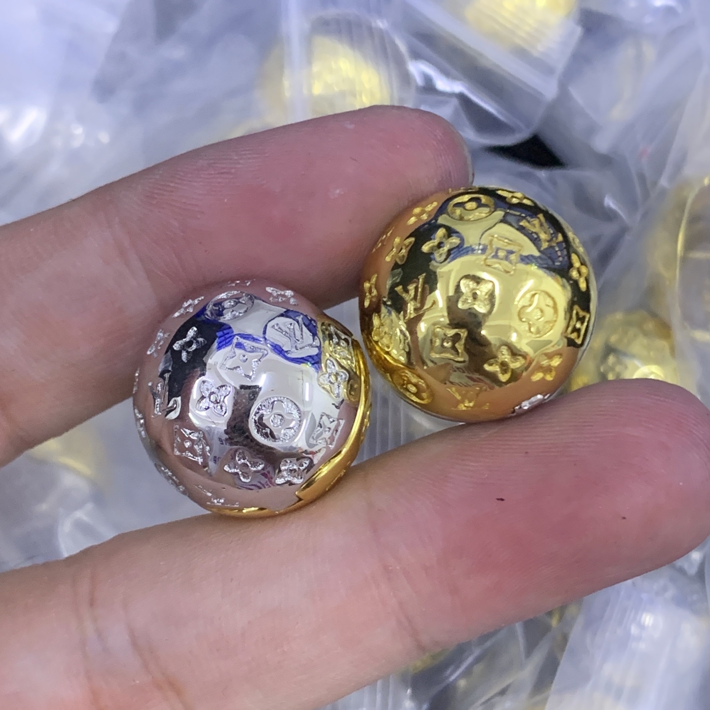 LV Gold Romantic Earrings 568