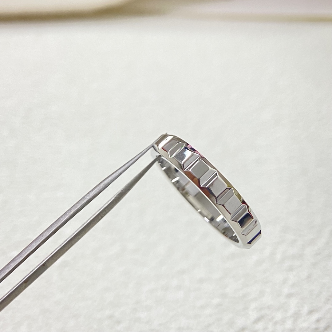 Boucheron Silver Textured Ring 002