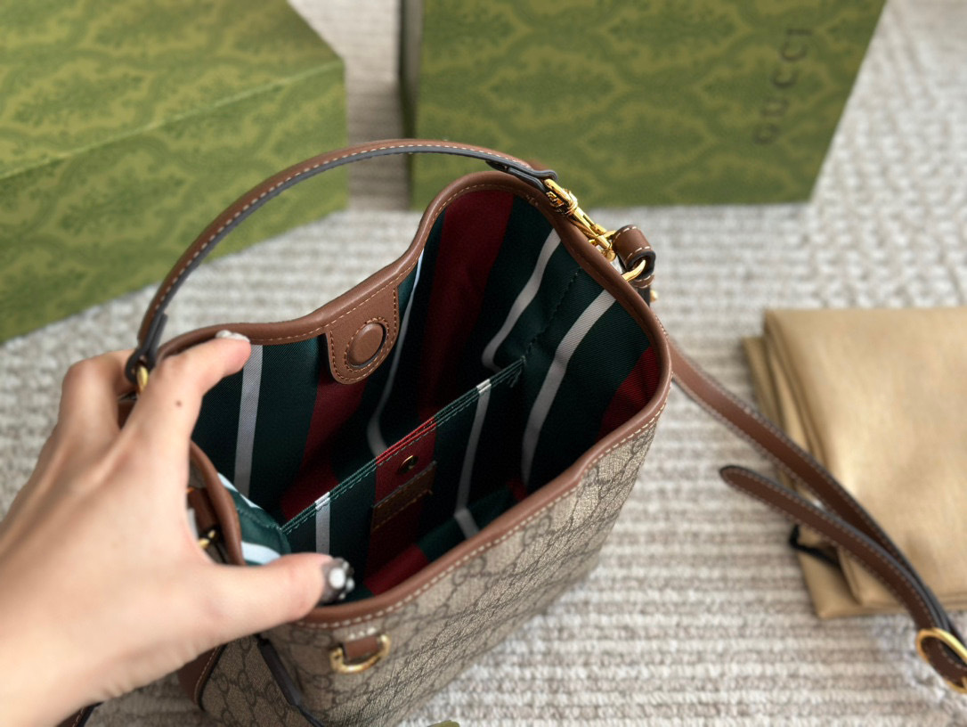 Gucci Silver Quilted Bag 582