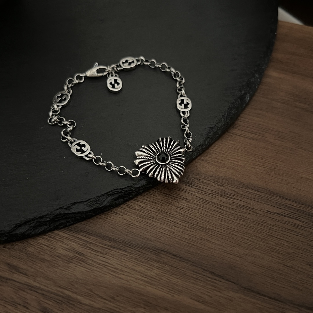 Gucci Silver Logo-Accented Bracelet 526
