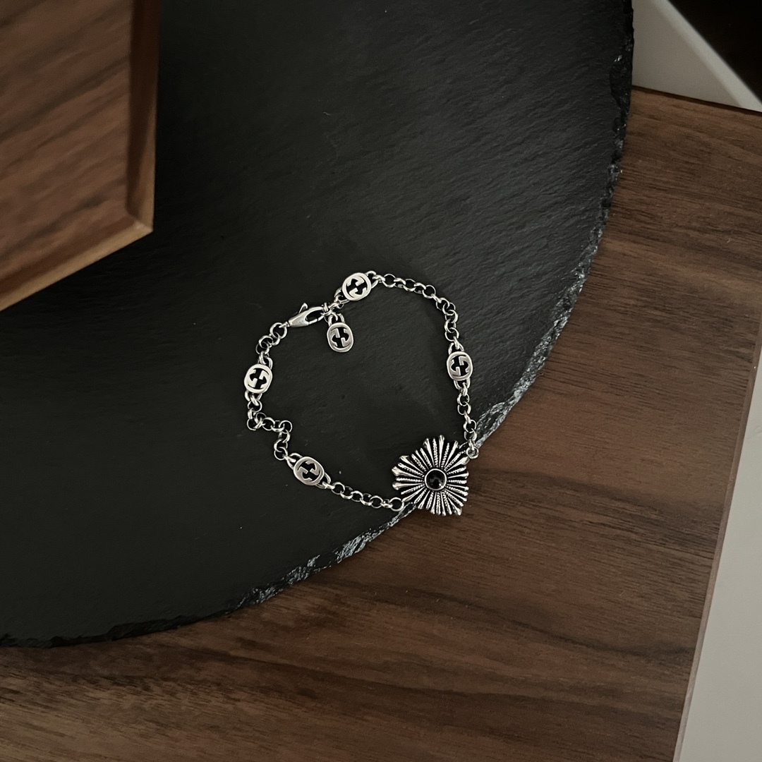 Gucci Silver Logo-Accented Bracelet 526