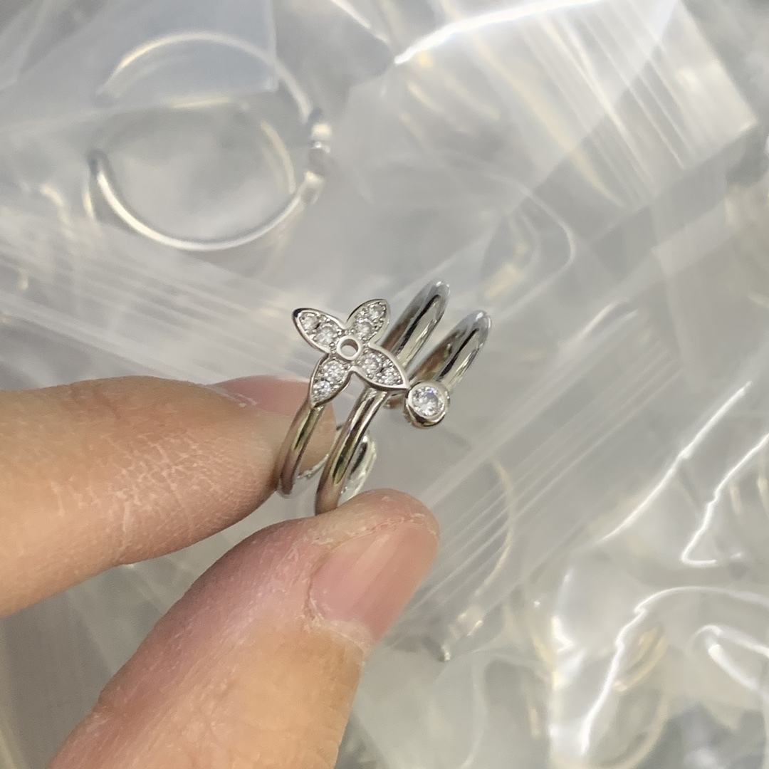 LV Silver Textured Ring 1025